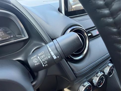 Used 2019 Toyota Yaris XLE FWD image 39