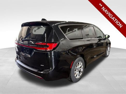 Used 2023 Chrysler Pacifica Touring-L w/ Uconnect Theater Family Group AWD/4WD image 6