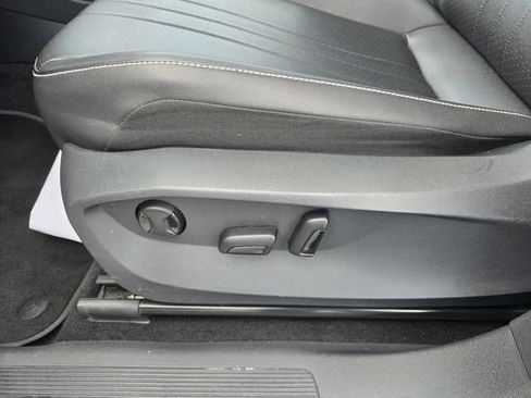Used 2023 Volkswagen Tiguan SE AWD/4WD image 16