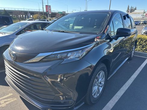 Used 2024 Toyota Sienna LE image 2
