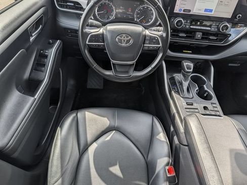 Used 2023 Toyota Highlander XLE AWD/4WD image 11