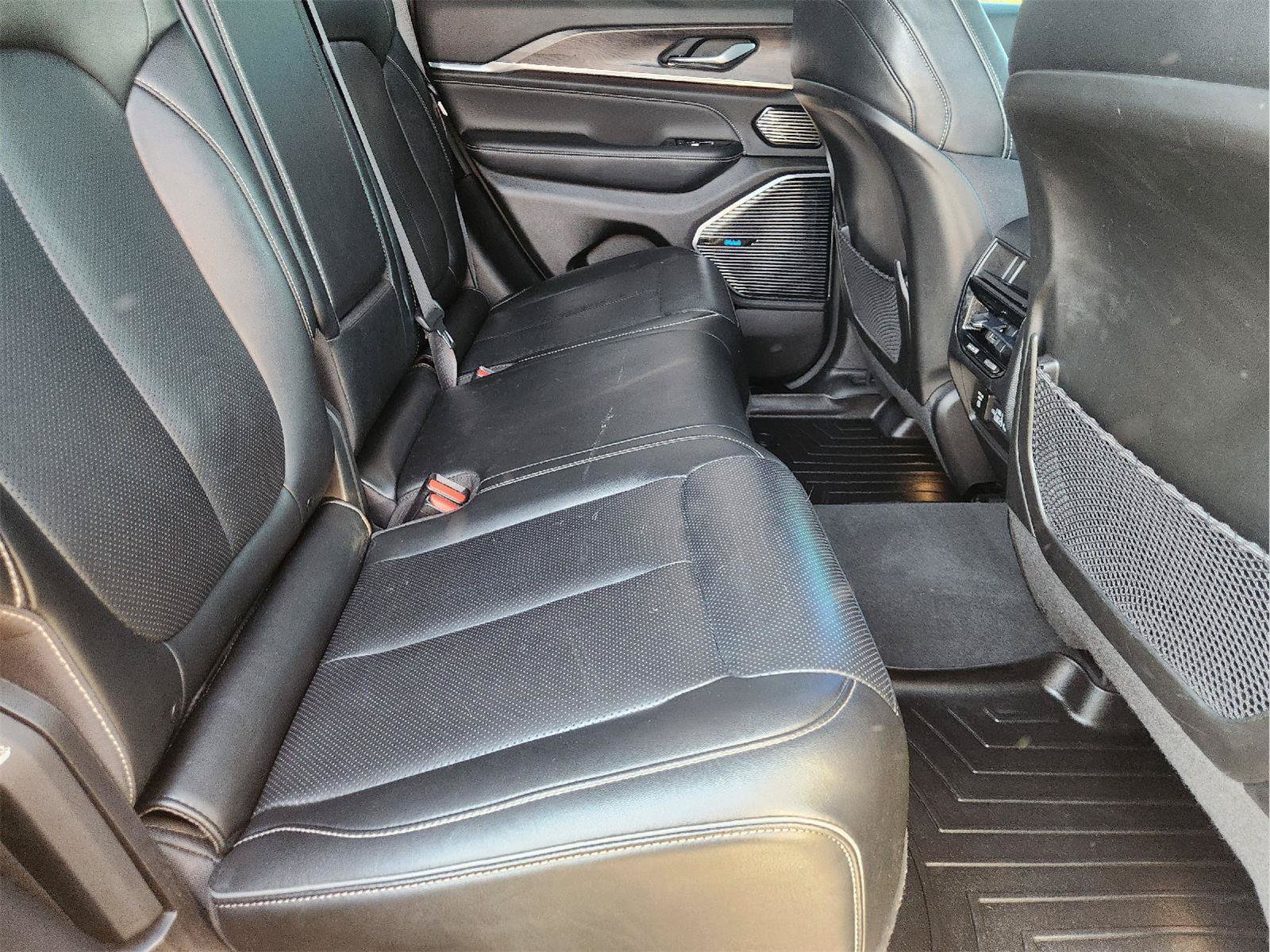 Used 2022 Jeep Grand Cherokee Overland AWD/4WD image 31