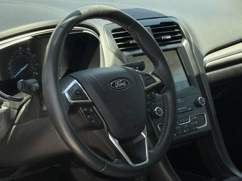 Used 2019 Ford Fusion SE w/ Equipment Group 151A FWD image 10