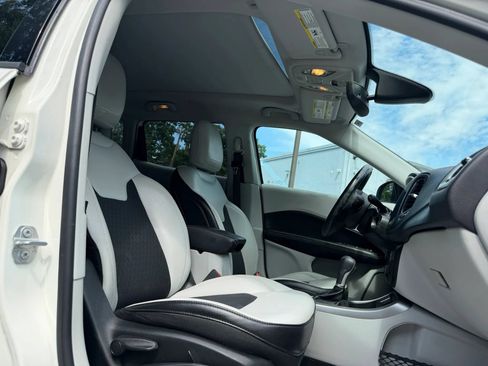 Used 2018 Jeep Compass Latitude w/ Popular Equipment Group FWD image 15