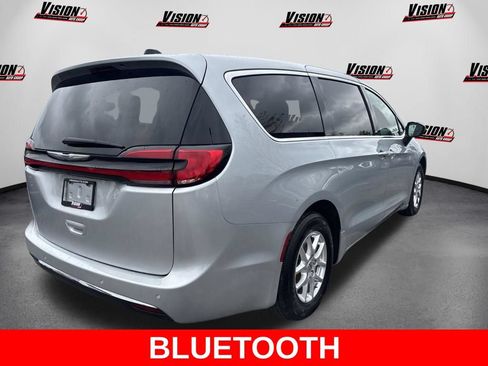 Used 2023 Chrysler Pacifica Touring-L FWD image 5