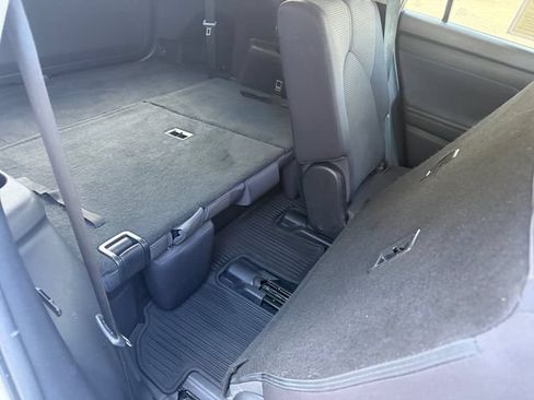 Used 2020 Toyota Highlander LE AWD/4WD image 9