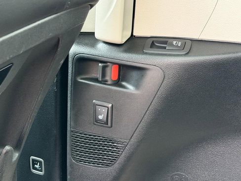 Used 2024 Chrysler Pacifica Limited FWD image 21