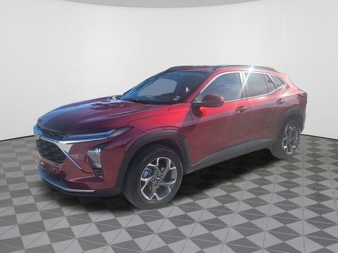 Used 2025 Chevrolet Trax LT w/ LT Convenience Package FWD image 2