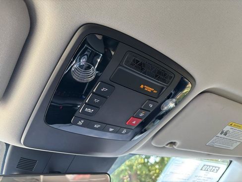 Used 2025 Kia Carnival EX FWD image 14