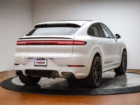Certified 2025 Porsche Cayenne Coupe image 6