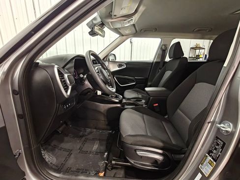 Used 2025 Kia Soul LX w/ LX Technology Package FWD image 20