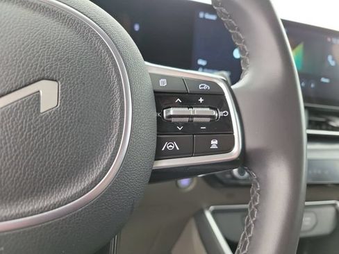 Used 2025 Kia Carnival FWD image 22