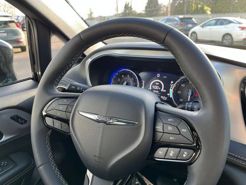 Used 2025 Chrysler Pacifica Limited image 31