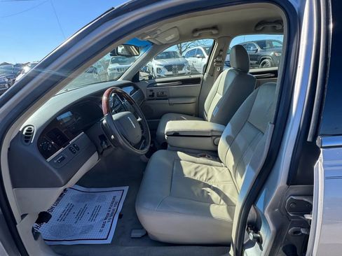 Used 2009 Lincoln Town Car Signature Limited image 8