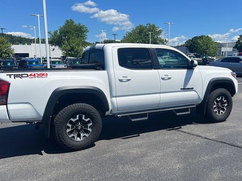 Used 2017 Toyota Tacoma TRD Off-Road AWD/4WD image 5