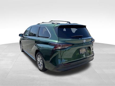 Used 2025 Toyota Sienna XLE image 7