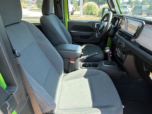 Used 2025 Jeep Wrangler Sport AWD/4WD image 19