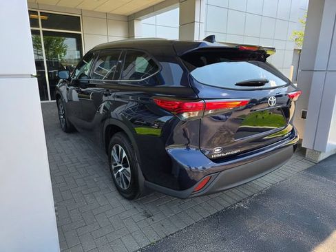 Used 2020 Toyota Highlander XLE AWD/4WD image 2