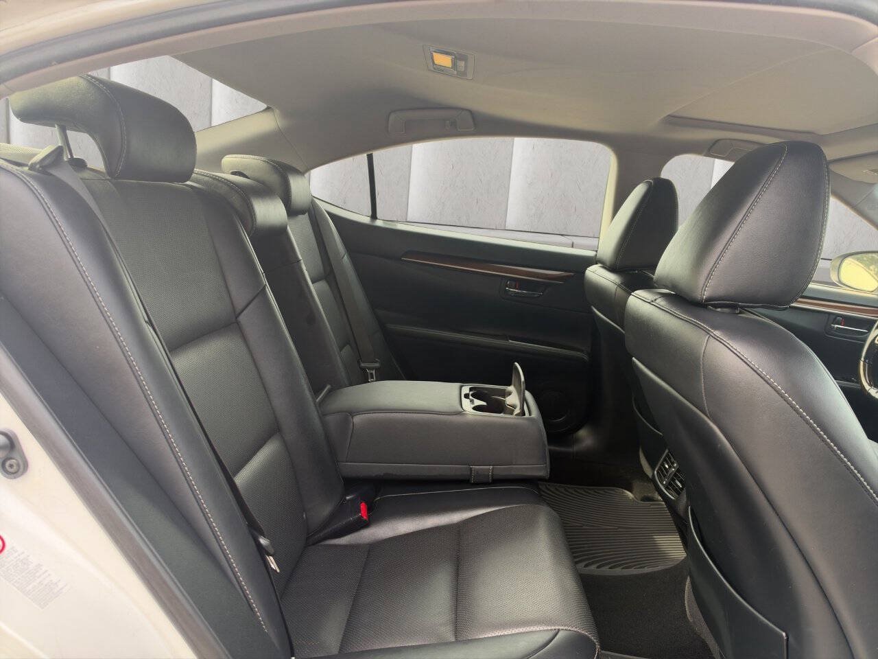 Used 2016 Lexus ES 350 w/ Premium Package w/Wood Trim FWD image 17