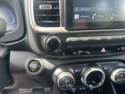 Used 2025 Hyundai Venue SEL FWD image 14