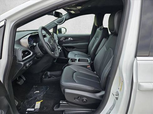 New 2025 Chrysler Pacifica Select image 14