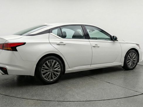 Used 2025 Nissan Altima 2.5 SV image 9