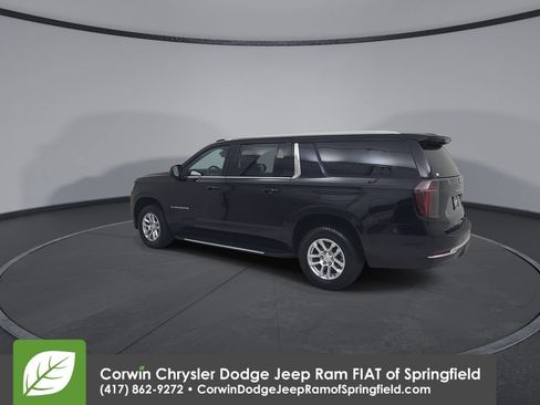 Used 2025 Chevrolet Suburban LT AWD/4WD image 10