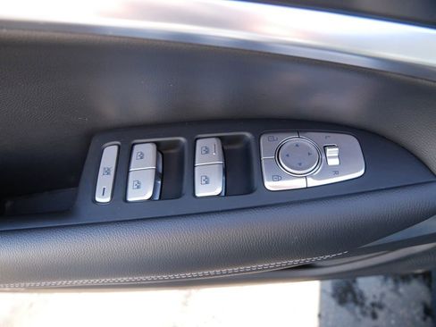 Used 2025 Genesis G70 2.5T image 18