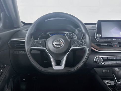 Used 2025 Nissan Altima 2.5 SV FWD image 18