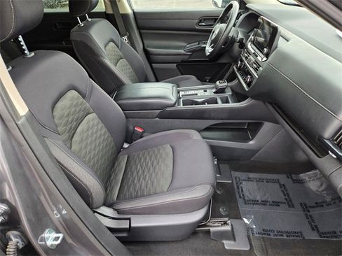 Used 2023 Nissan Pathfinder S image 21