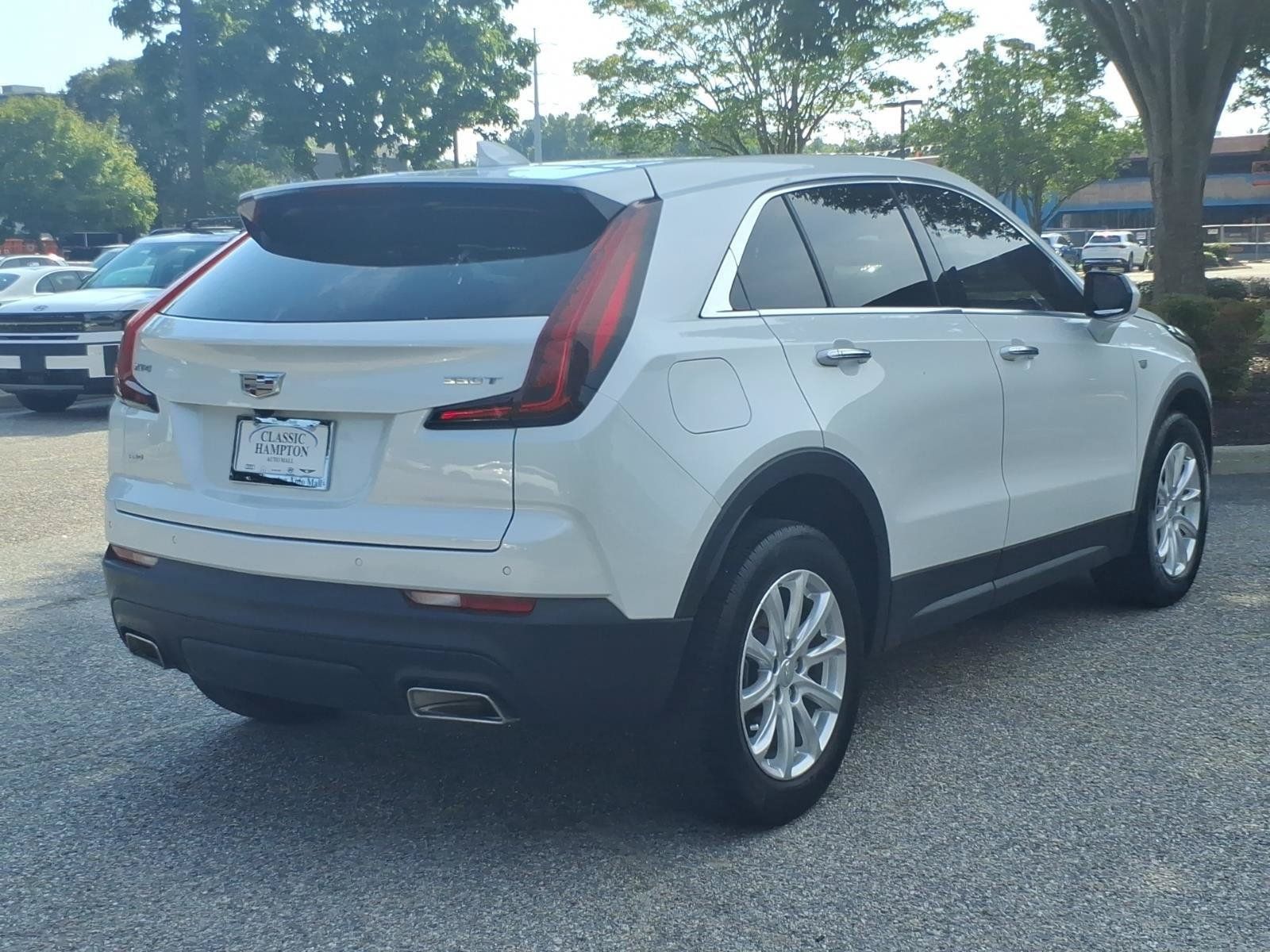 Used 2023 Cadillac XT4 Luxury w/ Cold Weather Package AWD/4WD image 8