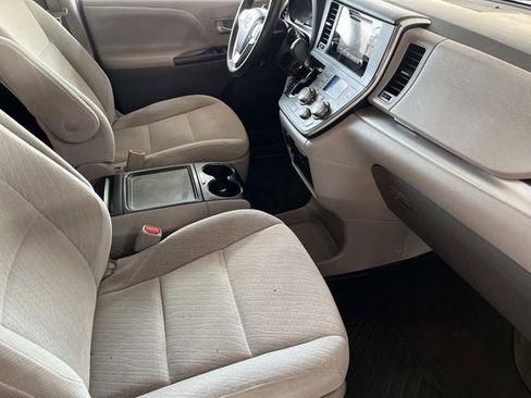 Used 2015 Toyota Sienna LE image 22