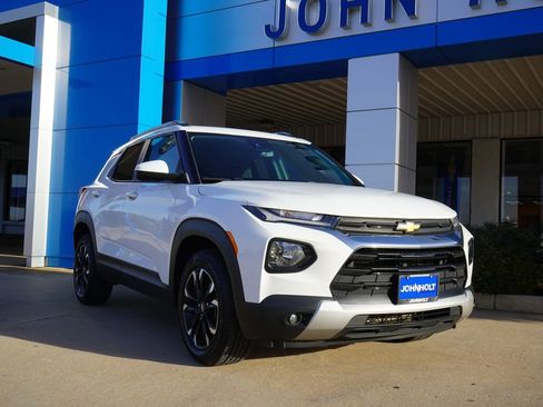 Used 2023 Chevrolet TrailBlazer LT AWD/4WD image 2