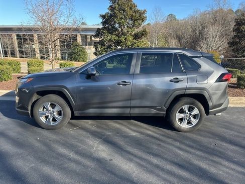 Used 2022 Toyota RAV4 XLE image 2