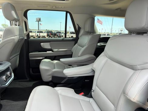 Used 2025 Ford Expedition Active AWD/4WD image 32