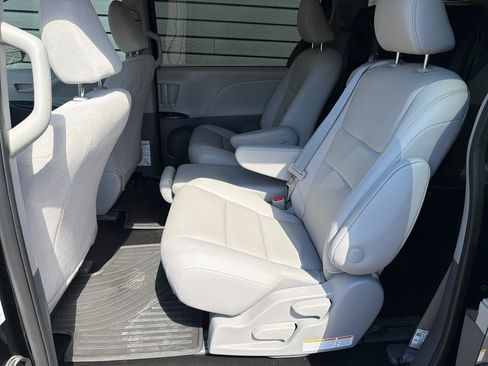 Used 2020 Toyota Sienna L FWD image 27