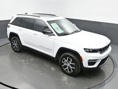 New 2025 Jeep Grand Cherokee Limited w/ Luxury Tech Group II AWD/4WD image 44