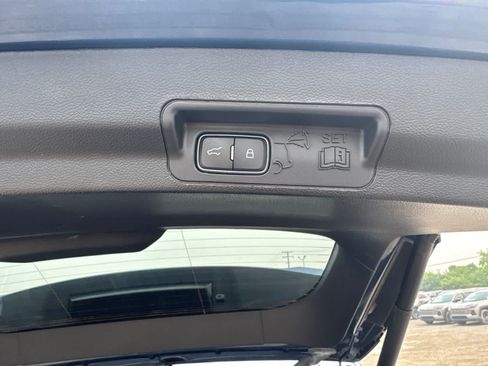 Used 2020 Ford Explorer XLT w/ Equipment Group 202A AWD/4WD image 12