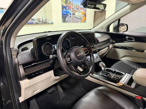 Used 2023 Kia Carnival EX FWD image 18