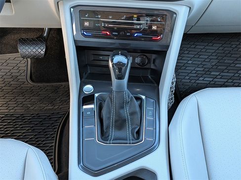 Used 2023 Volkswagen Tiguan SE image 17