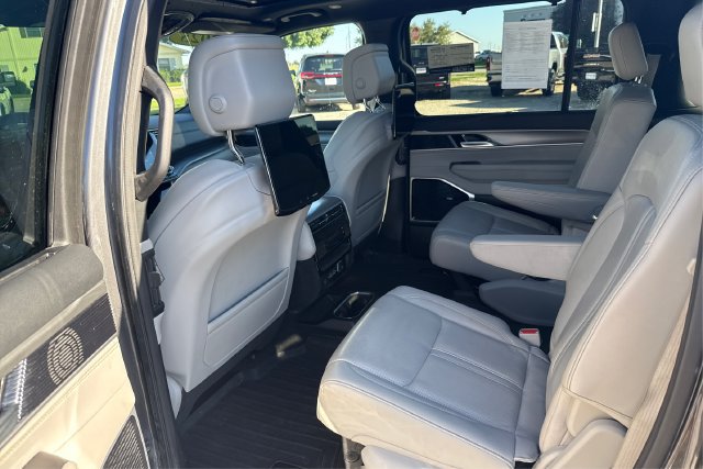 Used 2025 Jeep Wagoneer Series III w/ Premium Group I AWD/4WD image 10