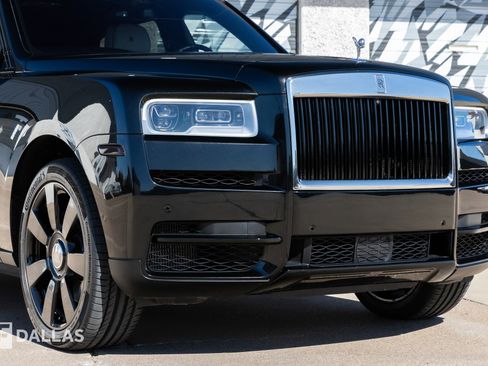 Used 2021 Rolls-Royce Cullinan image 2