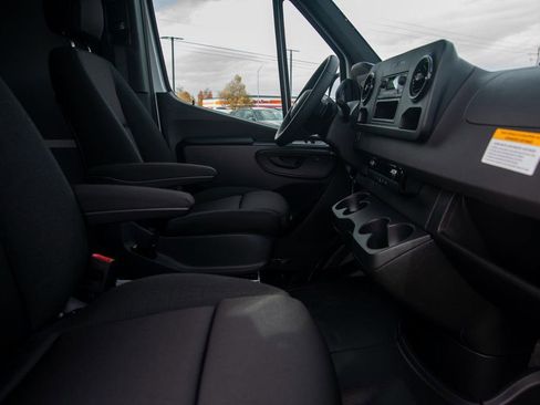 Used 2025 Mercedes-Benz Sprinter 2500 image 28