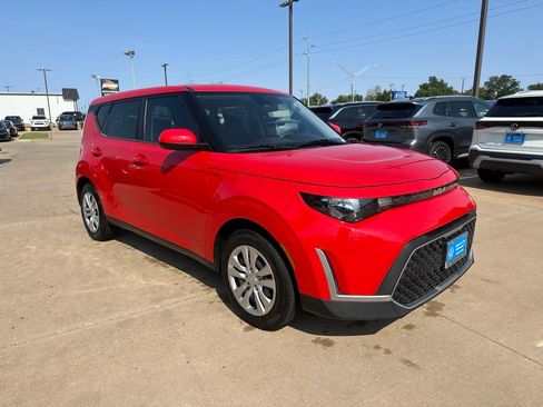 Used 2023 Kia Soul LX FWD image 3