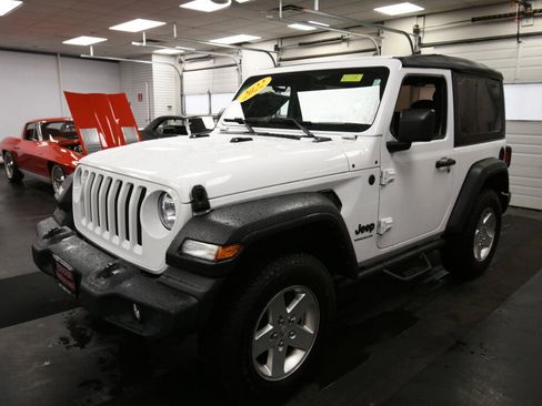 Used 2022 Jeep Wrangler Sport AWD/4WD image 3