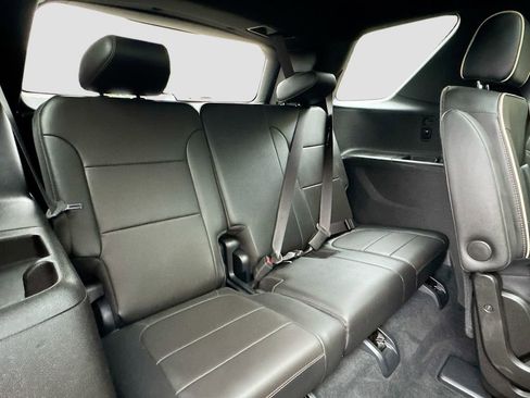 Used 2023 Chevrolet Traverse Premier FWD image 29