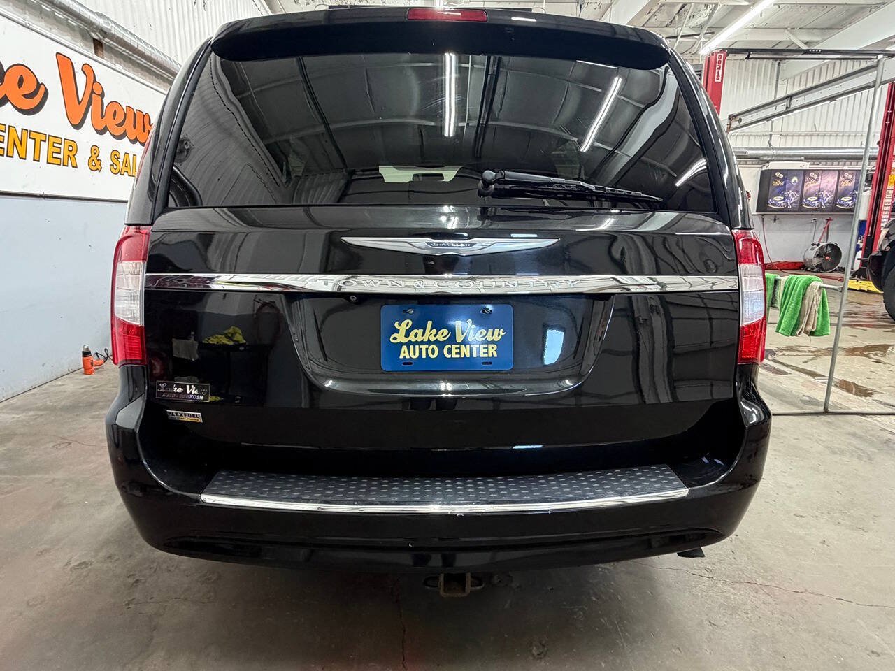 Used 2015 Chrysler Town & Country Touring FWD image 7