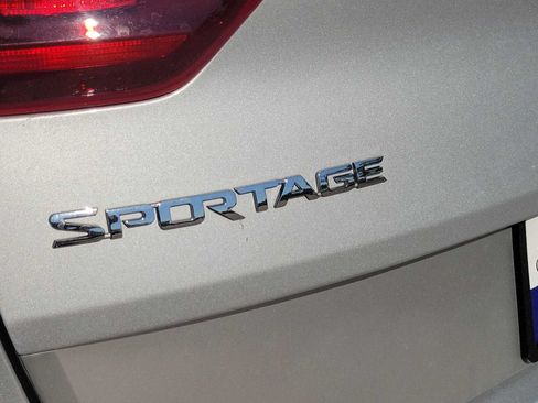 Used 2022 Kia Sportage LX FWD image 11