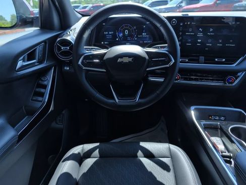 Used 2025 Chevrolet Equinox LT w/ Convenience Package II FWD image 2
