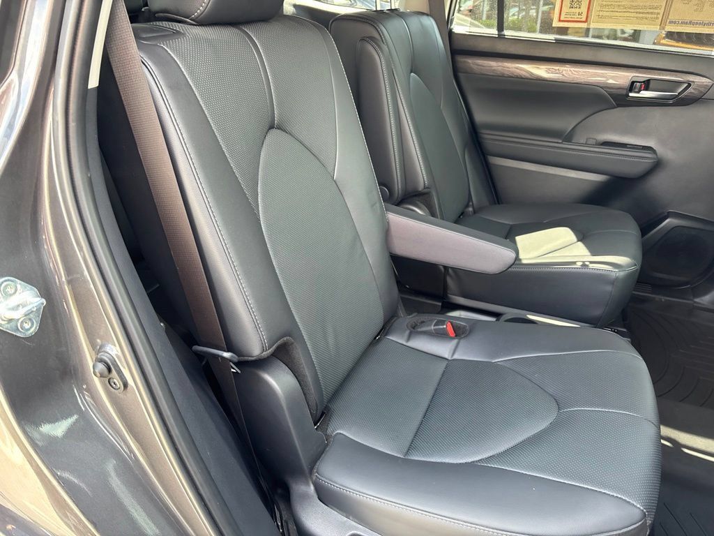 Used 2024 Toyota Highlander Limited AWD/4WD image 23